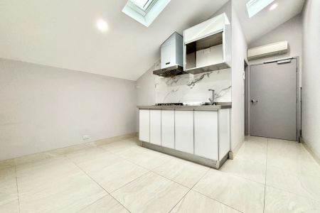 Spacious, Well-Maintained Boutique Studio Apartment in Prime Location - Photo 3