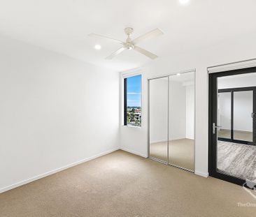 SPACIOUS 2 BEDROOM WATERFRONT LIVING IN BROADBEACH WATERS - Photo 1