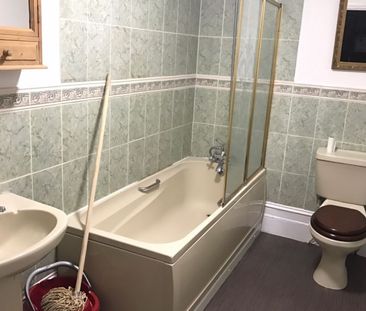 Bedsit Flat, The Drive, Hove - Photo 5