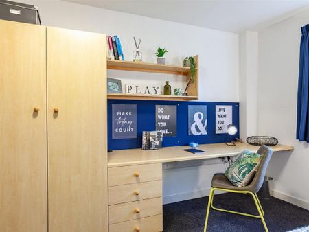 1 bedroom in a flat share to rent - Photo 3