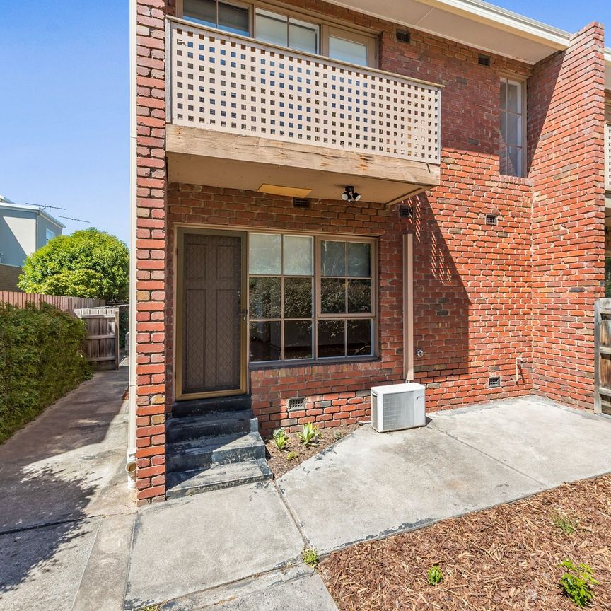 Great Location! 2 Bedroom Townhouse! - Photo 1