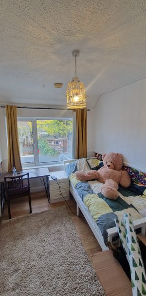 Hunters Square, Dagenham, RM10 - Photo 1