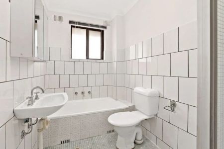 Light Filled Apartment in Prime Ashfield Location - Photo 4