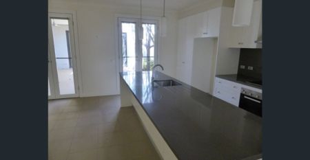 Executive Townhouse In The CBD - Photo 3