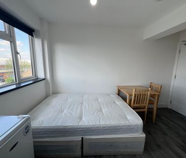 Self contained studio flat close to ilford station- 900 pcm -dss ac... - Photo 1