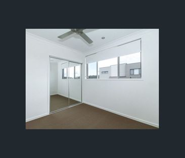 Beautiful 4 Bedroom Townhouse in Perfect Location! - Photo 2