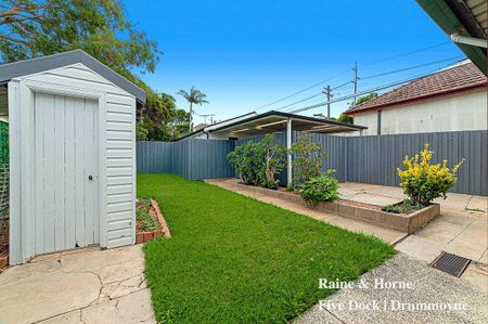 Three Bedroom Family Home - Photo 5