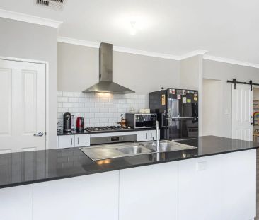 Stylish, Spacious & Seconds from the Sea - With Rear Roller-Door Ac... - Photo 4