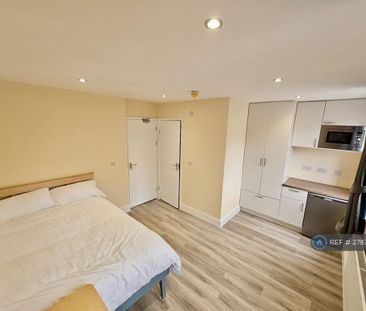 1 bedroom in a house share to rent - Photo 5