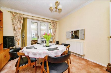 3 Bed Semi-Detached House, Swasedale Road, LU3 - Photo 3