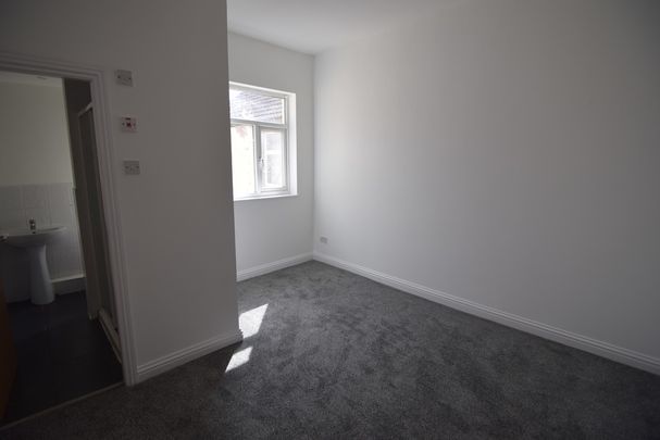 To Let 1 Bed Flat - Photo 1