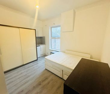 Room in a Shared House, Russell Street, LU1 - Photo 2