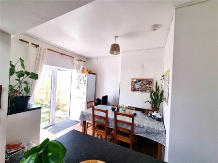 5 bedroom semi-detached house to rent - Photo 2