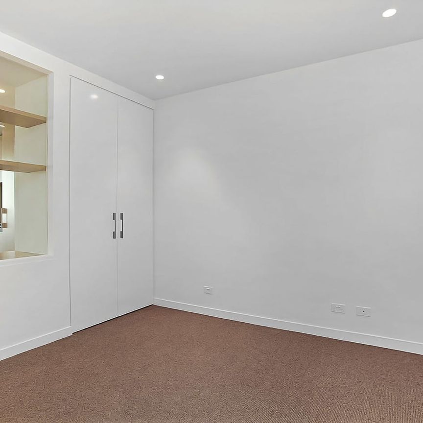 Designer apartment with city views - Photo 1