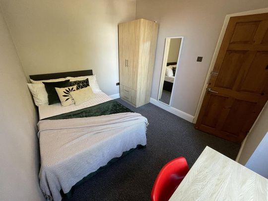 4 bedroom terraced house to rent - Photo 1