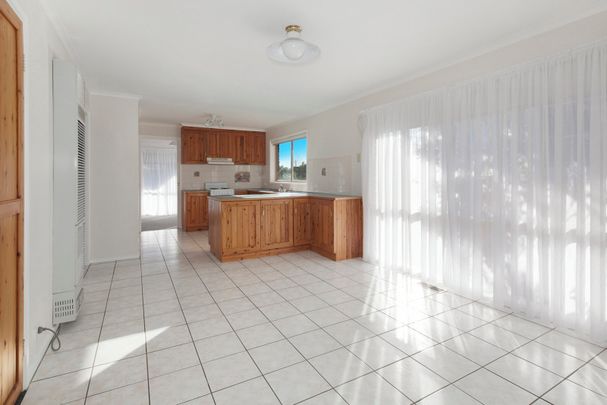 Lovely 3 Bedroom + Spacious Study Home with Easy Walk to Beach - Photo 1