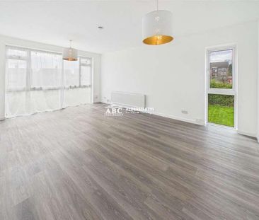 Stratton Close, Edgware, HA8 - Photo 2
