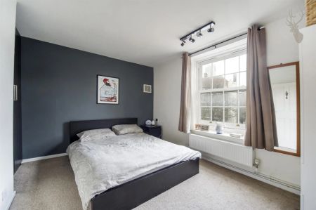 2 Bedroom Flat - Purpose Built - Photo 5