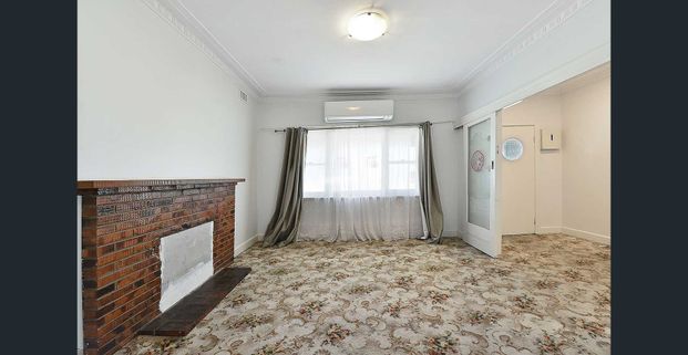 Charming & Classic 2-Bedroom Home with Large Backyard - Photo 1