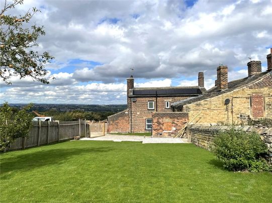 Available now, Ouzelwell Hall Farm Cottage is a recently refurbished, two bedroomed semi-detached character cottage situated in a semi-rural location within the popular town of Dewsbury. - Photo 1