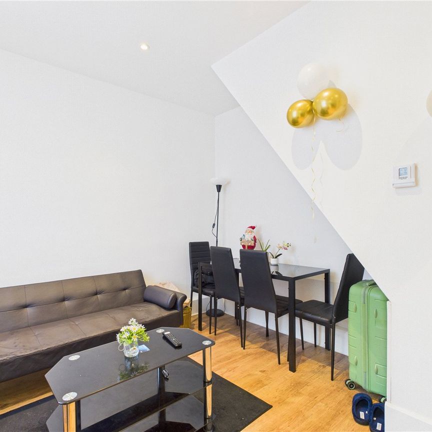 3 Bedroom Terraced - Photo 1