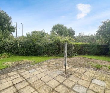 A rare opportunity indeed, a refreshed ground floor apartment close... - Photo 3