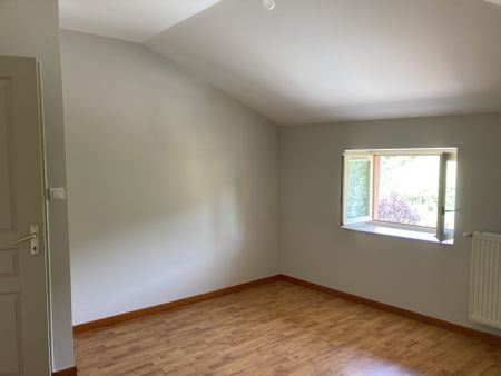 T4 EN DUPLEX AVEC STATIONNEMENT - PONTCHARRA SUR TURDINE - Photo 2