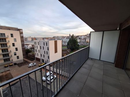 location Appartement T2 DE 42.02m² À CLERMONT FERRAND - Photo 2