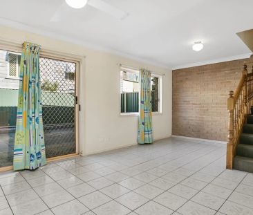Private Courtyard - GREAT Location - Built-ins - Photo 2