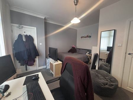 Rosemont Walk (room 1), Bramley, Leeds - Photo 5