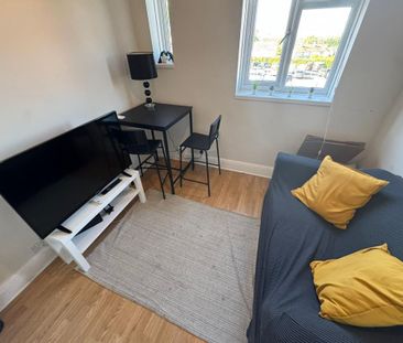 1 bedroom in a flat share to rent - Photo 2