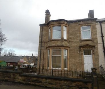 4 Bed - Wentworth Street, Huddersfield, West Yorkshire - Photo 3