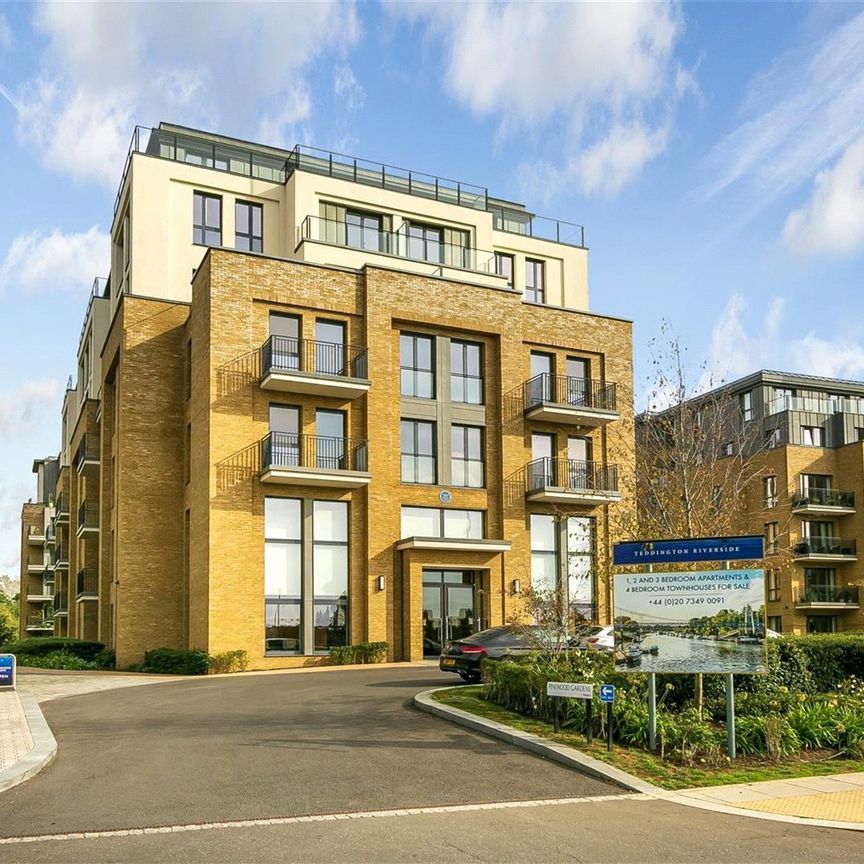 Pinewood Gardens, Teddington, TW11 - Photo 1