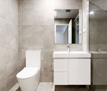 Near new, 2 bedroom apartment available - Photo 3