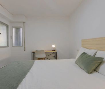 Double bed in Rooms for rent in 4-bedroom apartment in Camins Al Grau - Photo 3