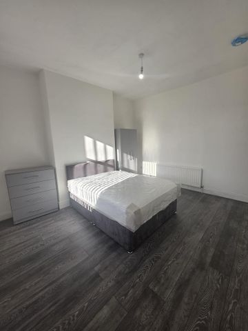 4 bedroom terraced house to rent - Photo 5