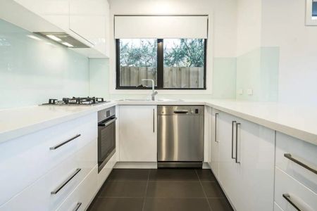 MODERN TOWNHOUSE | CONVENIENT LOCATION! - Photo 3