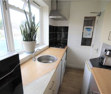 Larchwood Drive, Englefield Green, Egham, Surrey, TW20 0SH - Photo 3