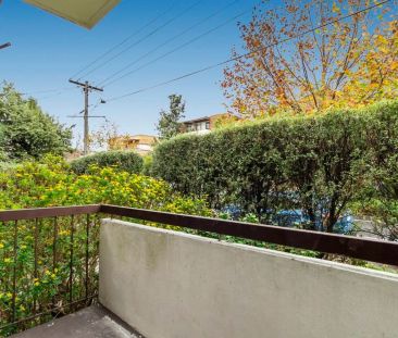 Modern Ground Floor Apartment – Walk to EVERYTHING - Photo 3