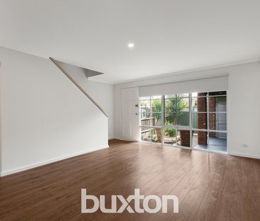 FULLY RENOVATED TOWN HOUSE - BEACH ON YOUR DOORSTEP - Photo 2