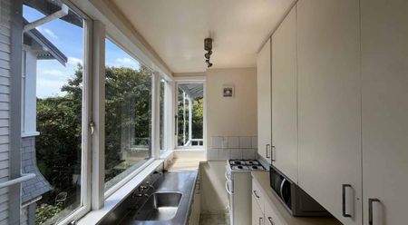 Tidy two bedroom flat - Photo 4