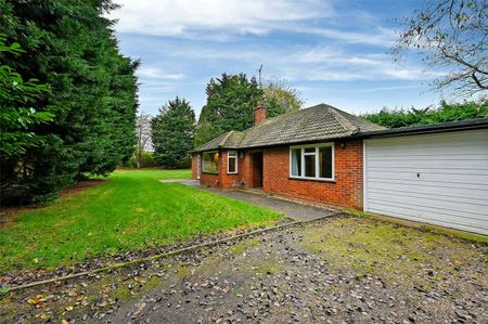 A well presented and detached spacious home set in extensive gardens in a quiet and convenient location. - Photo 2