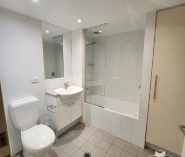 Queen size bedroom for rent in South Brisbane - Photo 1