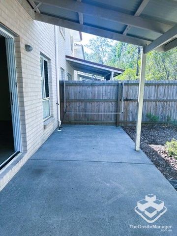 Townhouse - 4 Bedrooms, 3 Bathrooms, Double Lock up Garage - Photo 2