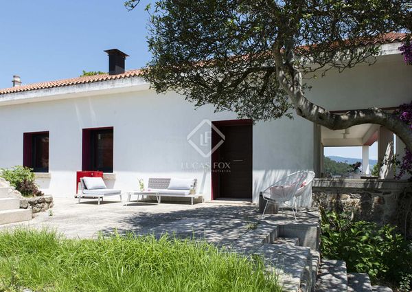An outstanding contemporary seafront villa for rent with splendid views, located in Cangas, Pontevedra