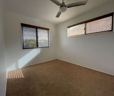 Smell the Sea Air - Neat 3 Bedroom Home - Photo 3