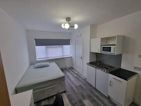 Studio Flat, Sunny Gardens Parade, NW4 - Photo 2