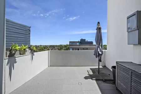 Modern & Stylish Top Floor Apartment - Photo 2