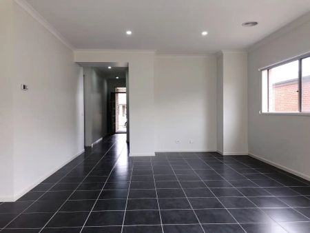 “Convenient & Spacious Family Home” - Photo 4