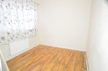 4 Bed Flat, Monkton House, E5 - Photo 3